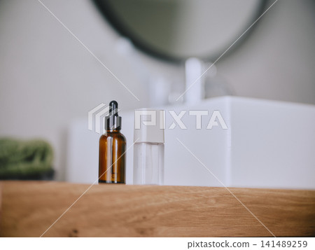 浴室裡的化妝品 浴室裡的化妝品 141489259