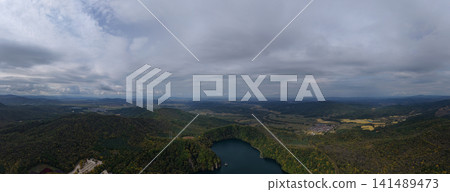 秋季火山湖泊和山谷的壯麗全景 秋季火山湖泊和山谷的壯麗全景 141489473