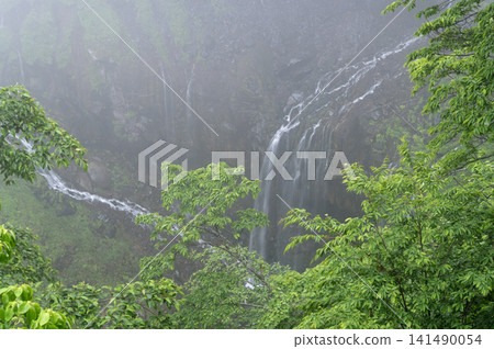 雨季時節,凱貢瀑布籠罩在濃霧之中,潺潺的流水從岩石峭壁上傾瀉而下。 雨季時節,凱貢瀑布籠罩在濃霧之中,潺潺的流水從岩石峭壁上傾瀉而下。 141490054