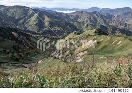 The rugged mountain slopes and magnificent autumn scenery viewed from Shibu Pass The rugged mountain slopes and magnificent autumn scenery viewed from Shibu Pass 141490112