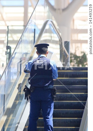 一名正在巡邏的警察;東京警視廳警官;從背後拍攝。 一名正在巡邏的警察;東京警視廳警官;從背後拍攝。 141493259