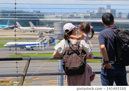 家長和孩子們看著飛機從羽田機場觀景台起飛 家長和孩子們看著飛機從羽田機場觀景台起飛 141493388