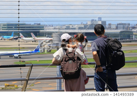 看飛機的家庭，機場觀景台 141493389