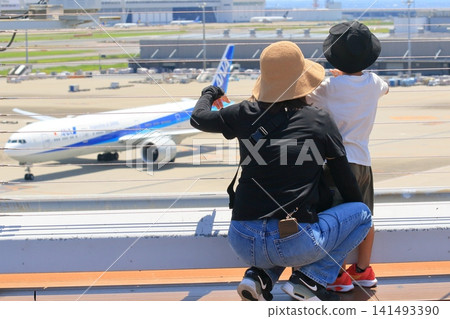 家長和孩子們看著飛機從羽田機場觀景台起飛 家長和孩子們看著飛機從羽田機場觀景台起飛 141493390