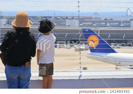家長和孩子們看著飛機從羽田機場觀景台起飛 家長和孩子們看著飛機從羽田機場觀景台起飛 141493391