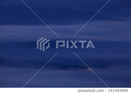 朝日漂浮在雲海中 朝日漂浮在雲海中 141493909