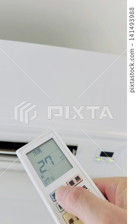 遙控器可以讓你調節空調的冷卻溫度。 遙控器可以讓你調節空調的冷卻溫度。 141493988