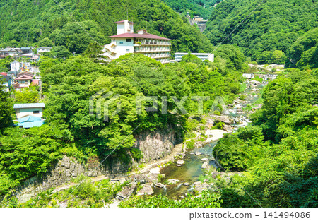 栃木縣日光市川路溫泉和尾川的夏季景色 栃木縣日光市川路溫泉和尾川的夏季景色 141494086