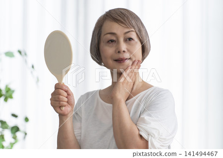 手持鏡子的女高管 手持鏡子的女高管 141494467