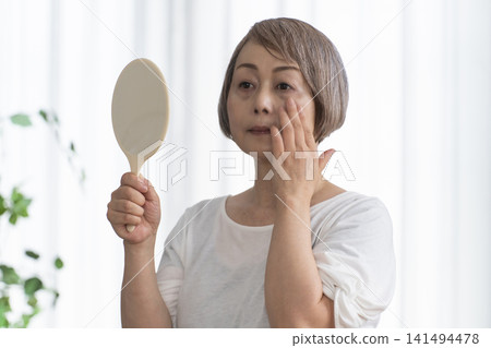 手持鏡子的女高管 手持鏡子的女高管 141494478