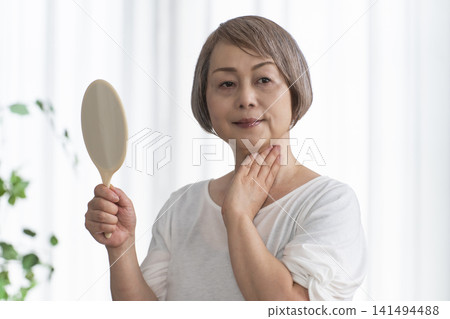 手持鏡子的女高管 手持鏡子的女高管 141494488