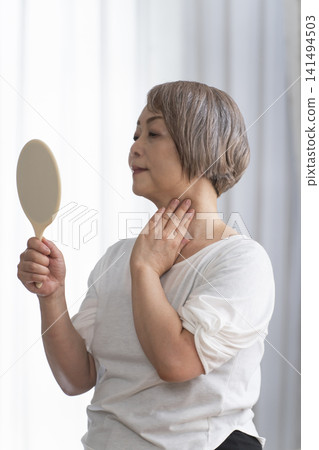 手持鏡子的女高管 手持鏡子的女高管 141494503