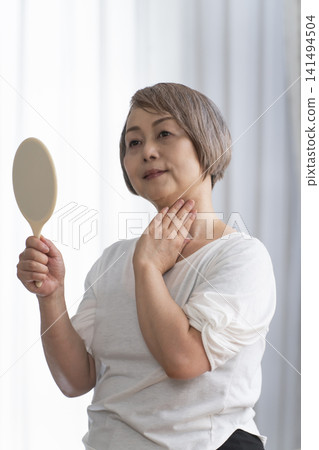 手持鏡子的女高管 手持鏡子的女高管 141494504