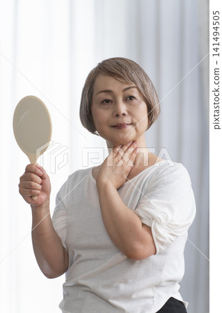 手持鏡子的女高管 141494505