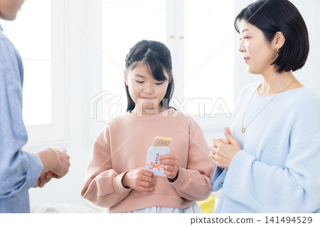 小學生收到新年錢 小學生收到新年錢 141494529