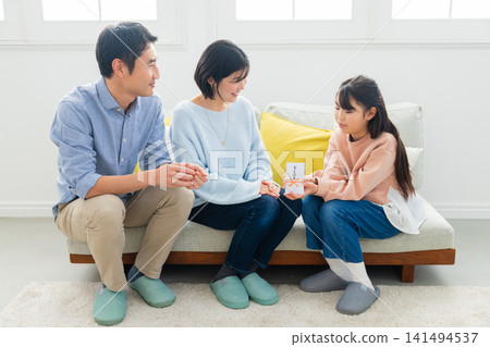 小學生收到新年錢 小學生收到新年錢 141494537