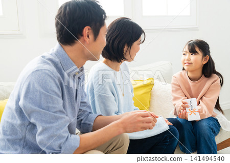 小學生收到新年錢 小學生收到新年錢 141494540