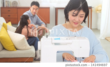 縫紉機女人的形象 141494697