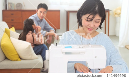縫紉機女人的形象 141494698