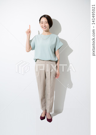 一位面帶微笑、擺出指向前方姿勢的日本女性,背景為白色;這是一張職業女性的全身像,象徵著成功、成就和支持。 一位面帶微笑、擺出指向前方姿勢的日本女性,背景為白色;這是一張職業女性的全身像,象徵著成功、成就和支持。 141495021