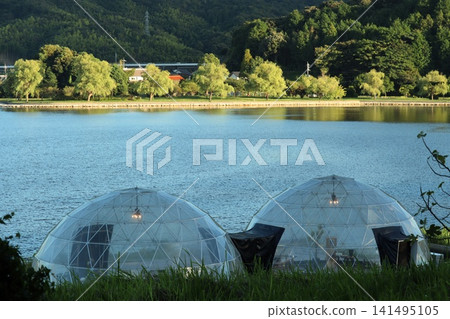 Glamping that blends in with the surface of Lake Koyama, bathed in the setting sun. Glamping that blends in with the surface of Lake Koyama, bathed in the setting sun. 141495105