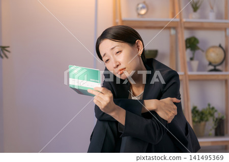 通過看存款簿沮喪的女商人 通過看存款簿沮喪的女商人 141495369