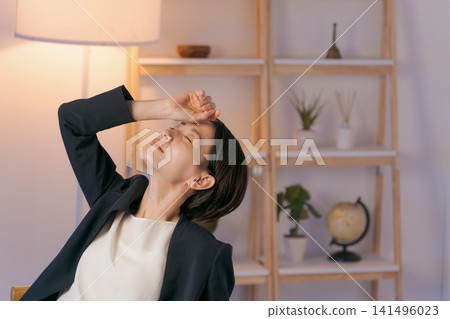 穿著西裝的女士,看起來很疲憊。 穿著西裝的女士,看起來很疲憊。 141496023