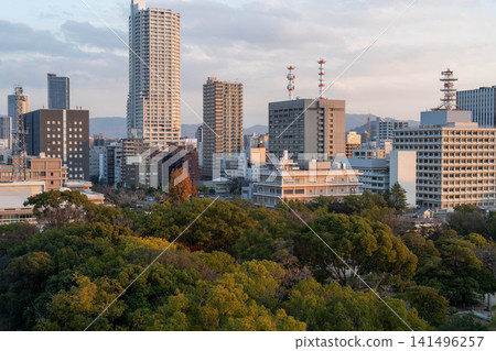 籠罩在暮色中的廣島城市景觀和鬱鬱蔥蔥的綠色都市風光 籠罩在暮色中的廣島城市景觀和鬱鬱蔥蔥的綠色都市風光 141496257