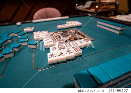自動麻將桌上的麻將牌和比賽場景。 141496297