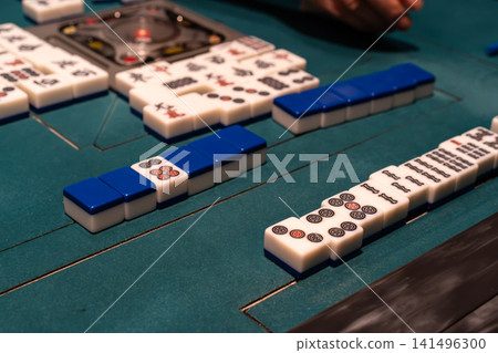 麻將遊戲中擺放在麻將桌上的麻將牌 141496300
