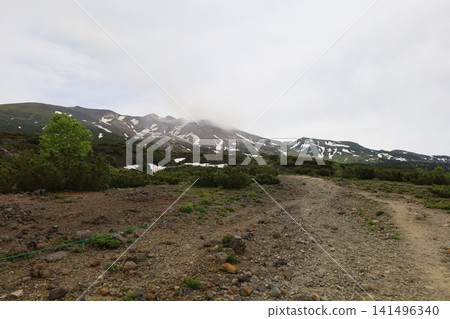 北海道初夏至夏季:健行穿越大雪山國立公園,從十勝岳展望台欣賞美瑛和十勝山脈的景色。 北海道初夏至夏季:健行穿越大雪山國立公園,從十勝岳展望台欣賞美瑛和十勝山脈的景色。 141496340