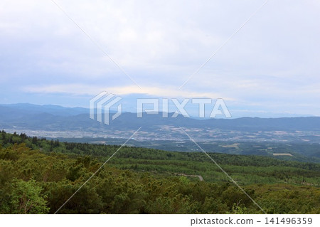 北海道初夏至夏季:健行穿越大雪山國立公園,從十勝岳展望台欣賞美瑛和十勝山脈的景色。 北海道初夏至夏季:健行穿越大雪山國立公園,從十勝岳展望台欣賞美瑛和十勝山脈的景色。 141496359