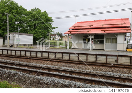 Early summer to summer in Hokkaido, in the hilly town of Biei, lies the secluded Bibaushi Station, a JR Hokkaido station with a retro station building where you can relax. Early summer to summer in Hokkaido, in the hilly town of Biei, lies the secluded Bibaushi Station, a JR Hokkaido station with a retro station building where you can relax. 141497076