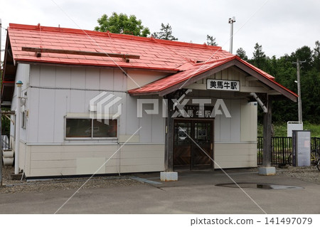 Early summer to summer in Hokkaido, in the hilly town of Biei, lies the secluded Bibaushi Station, a JR Hokkaido station with a retro station building where you can relax. Early summer to summer in Hokkaido, in the hilly town of Biei, lies the secluded Bibaushi Station, a JR Hokkaido station with a retro station building where you can relax. 141497079