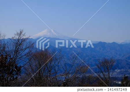 【神奈川縣】從神馬山眺望上野原市八澤地區和富士山的冬季景色。 【神奈川縣】從神馬山眺望上野原市八澤地區和富士山的冬季景色。 141497249
