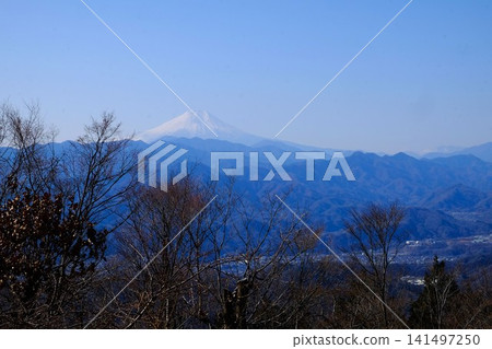 【神奈川縣】從神馬山眺望丹澤山脈和富士山的冬季景色 【神奈川縣】從神馬山眺望丹澤山脈和富士山的冬季景色 141497250