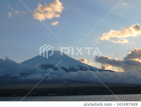 山梨縣山中湖:今天的活動即將結束。 山梨縣山中湖:今天的活動即將結束。 141497489