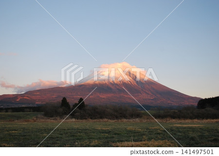 Mount Fuji in the evening at Asagiri Plateau, Shizuoka Prefecture. Mount Fuji in the evening at Asagiri Plateau, Shizuoka Prefecture. 141497501