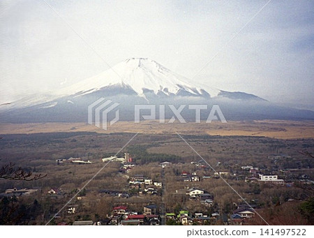 從山梨縣山中湖村的山頂上可以看到冬季住宅區和朦朧的「富士山」。 從山梨縣山中湖村的山頂上可以看到冬季住宅區和朦朧的「富士山」。 141497522