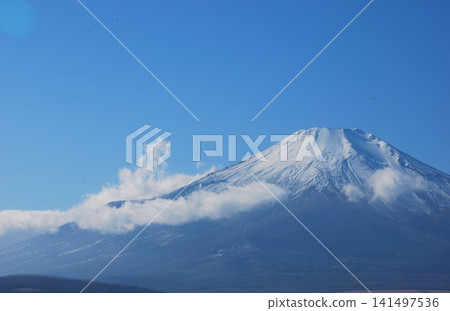 山梨縣的山中湖、藍天和富士山。 山梨縣的山中湖、藍天和富士山。 141497536