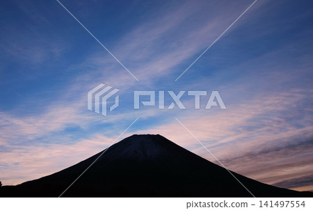 清晨,靜岡縣朝霧高原上的富士山(上午 7:17) 清晨,靜岡縣朝霧高原上的富士山(上午 7:17) 141497554