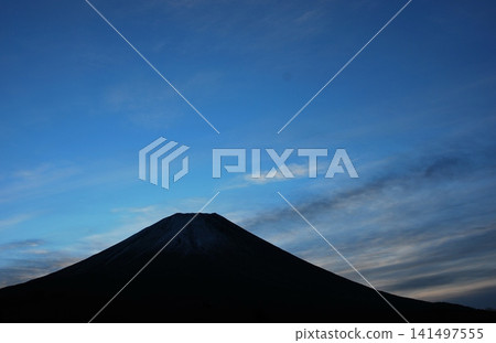 清晨的富士山,位於靜岡縣富士宮市朝霧高原(上午 7:07) 清晨的富士山,位於靜岡縣富士宮市朝霧高原(上午 7:07) 141497555