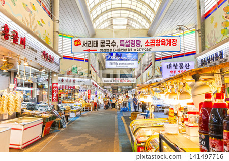 首爾:中部市場的主要街道,這是一個專門出售食品原料的傳統市場。 首爾:中部市場的主要街道,這是一個專門出售食品原料的傳統市場。 141497716