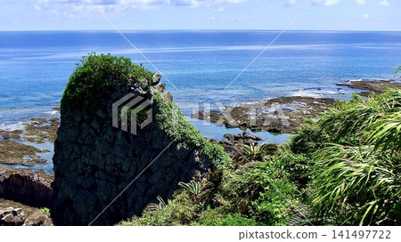 從沖繩縣久米島的山頂眺望珊瑚礁海。 從沖繩縣久米島的山頂眺望珊瑚礁海。 141497722