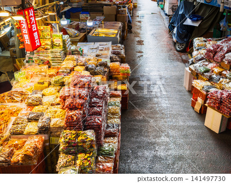 首爾:中部市場,專門銷售食品原料的傳統市場。 首爾:中部市場,專門銷售食品原料的傳統市場。 141497730