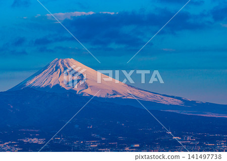 【靜岡縣】黎明時分從伊豆眺望富士山 【靜岡縣】黎明時分從伊豆眺望富士山 141497738