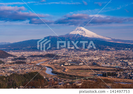[Shizuoka Prefecture] Mount Fuji as seen from Izu in the early morning 141497753