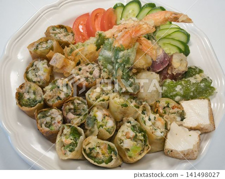 Shrimp spring rolls and shrimp tempura, home-cooked meals made by my wife, dinner enjoyed at home, happy family, 2026/7/23 Shrimp spring rolls and shrimp tempura, home-cooked meals made by my wife, dinner enjoyed at home, happy family, 2026/7/23 141498027