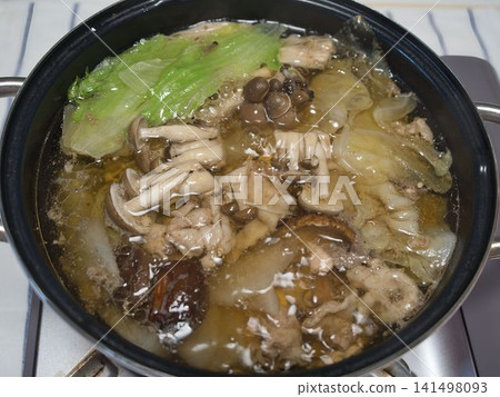 豆腐火鍋配蔬菜和豬肉,妻子做的家常菜,在家享用晚餐,一家人其樂融融,幸福美滿,2026年7月23日 豆腐火鍋配蔬菜和豬肉,妻子做的家常菜,在家享用晚餐,一家人其樂融融,幸福美滿,2026年7月23日 141498093