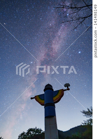 一隻天狗仰望著夜空 一隻天狗仰望著夜空 141498149